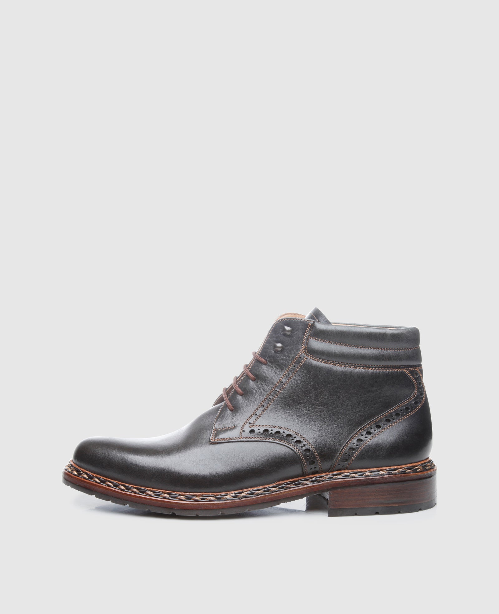 Double-stitched men's boot with Budapest braid frame