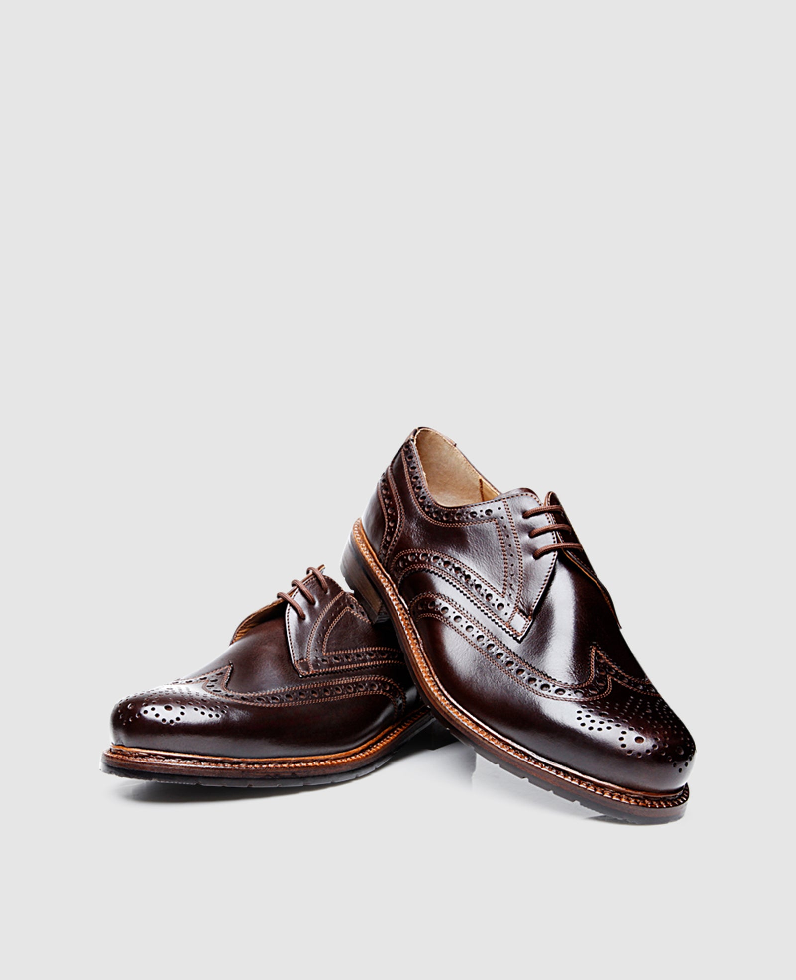 Handcrafted full brogue men's shoe with rubber profile sole